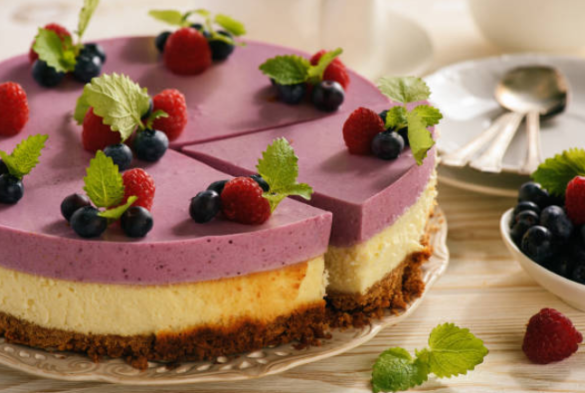 Sernik z musem jagodowym