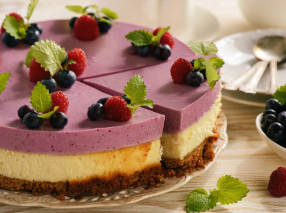 Sernik z musem jagodowym